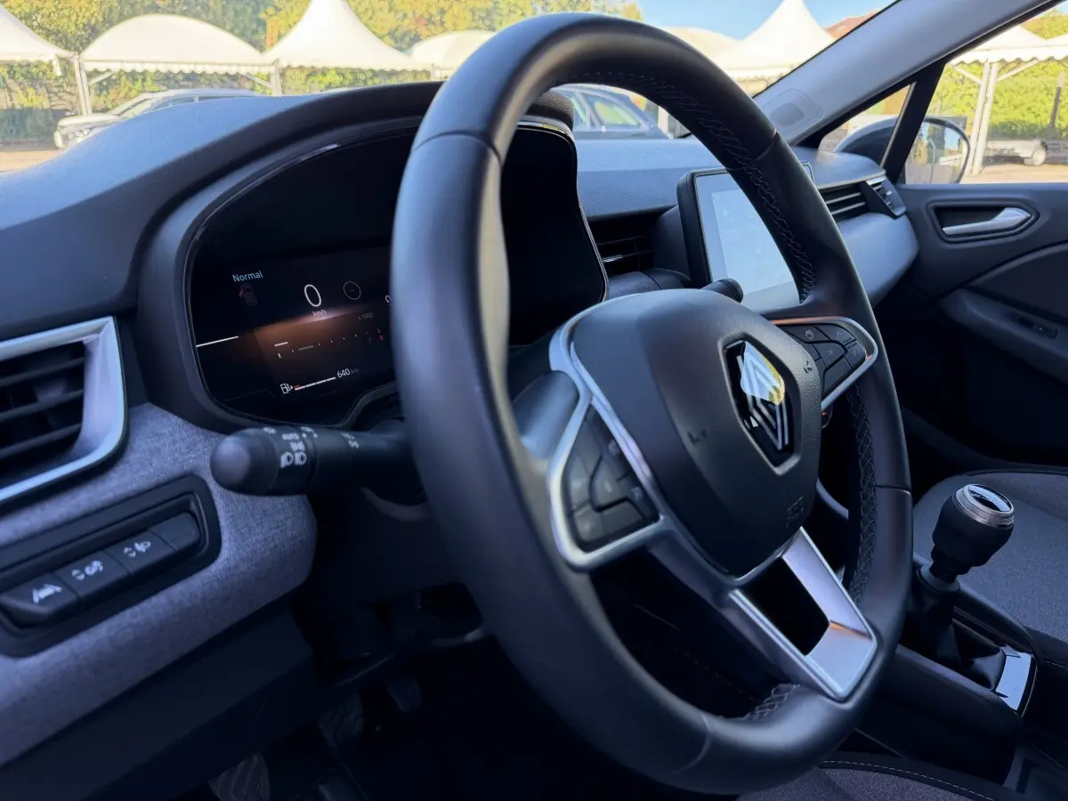 Vue intérieure côté conducteur du tableau de bord et volant cuir noir de la Renault Clio Evolution TCe 90 2024.
