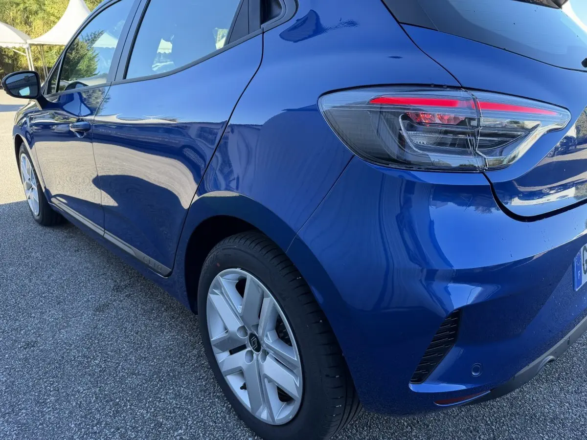 Vue 3/4 arrière droite d'une Renault Clio Evolution TCe 90 bleu avec feux LED et jantes alliage argentées.