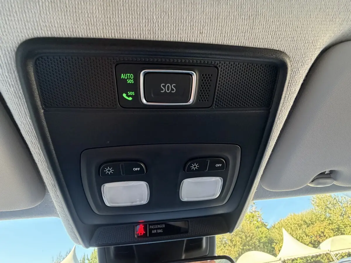 Plafonnier intérieur avec bouton SOS et éclairages de lecture, sur Renault Clio Evolution TCe 90 2024.