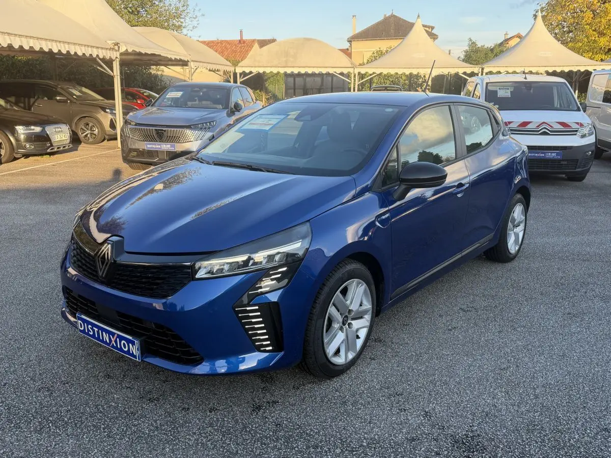 Renault Clio Evolution TCe 90 bleu vue 3/4 avant droit avec phares LED et calandre noire brillante.