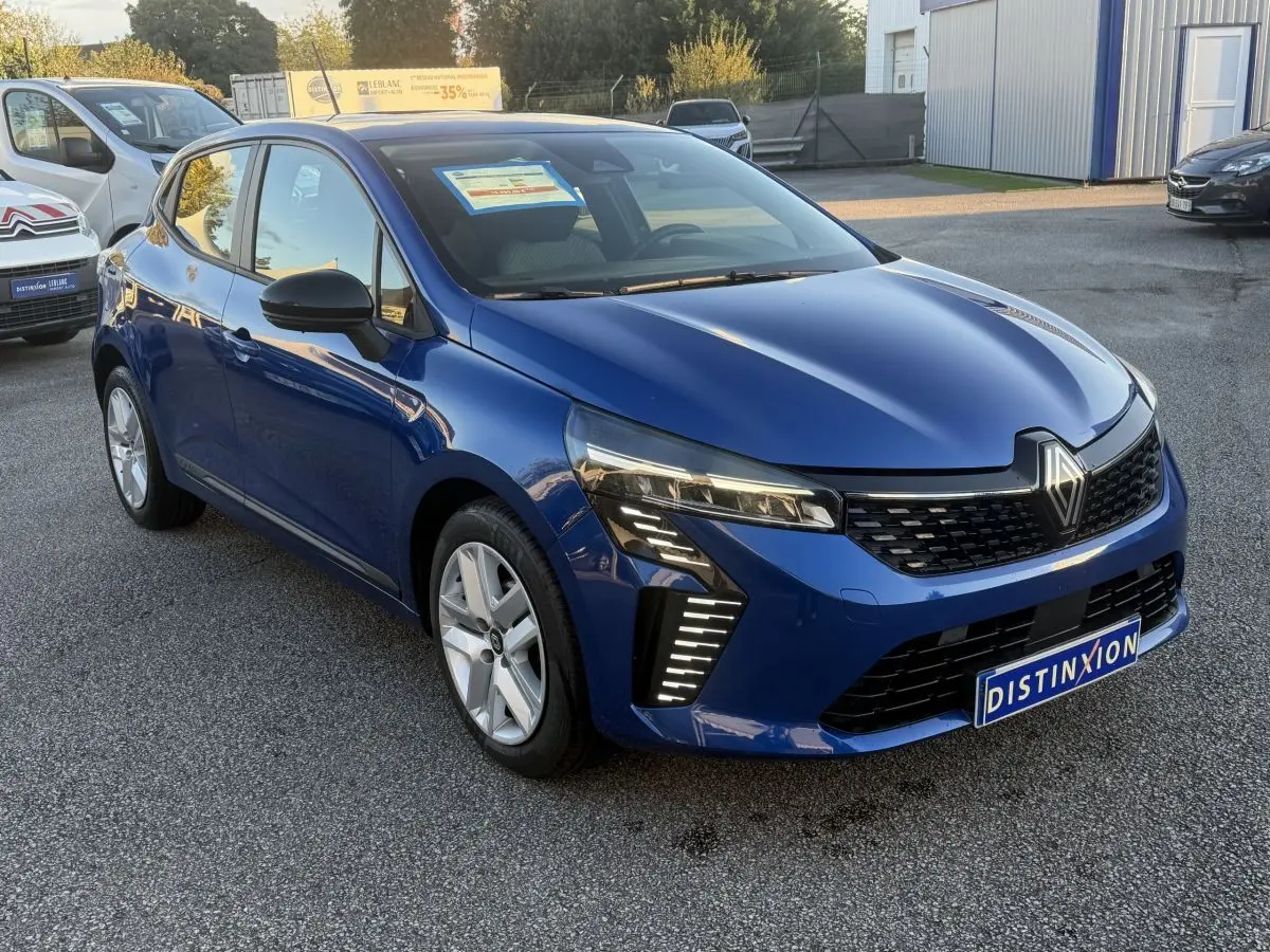 Renault Clio Evolution TCe 90 bleu vue 3/4 avant droit avec feux LED et calandre noire brillante.