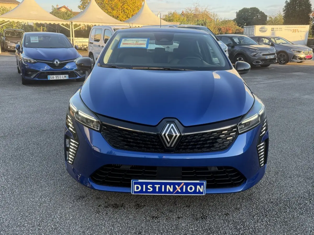 Vue avant d'une Renault Clio Evolution TCe 90 bleu, avec calandre noire et feux LED verticaux allumés.