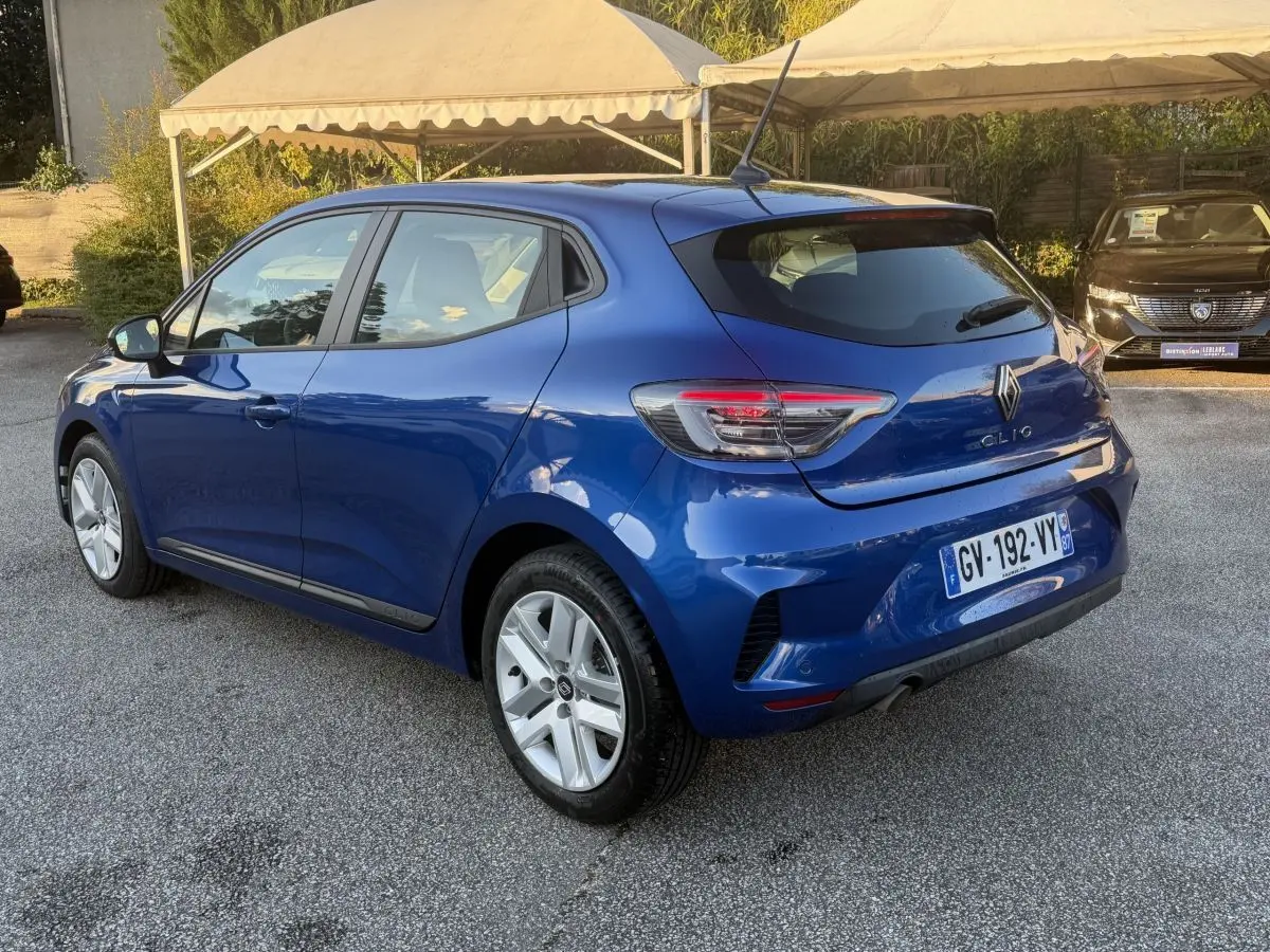 Renault Clio Evolution TCe 90 bleu, vue 3/4 arrière droit, feux LED et jantes alliage visibles.