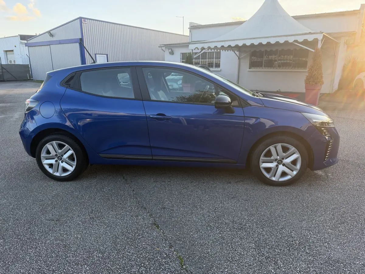 Profil droit de la Renault Clio Evolution TCe 90 bleu 2024, avec jantes alliage et feux LED avant allumés.