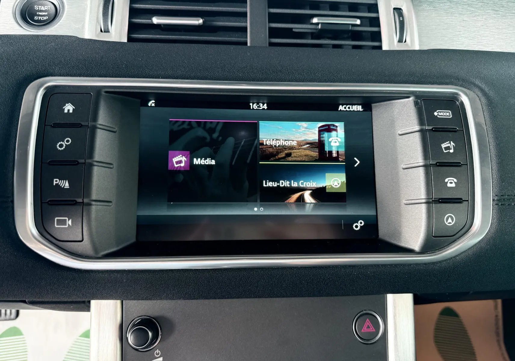 Écran tactile central du tableau de bord du Range Rover Evoque noir, affichant les menus média et téléphone.