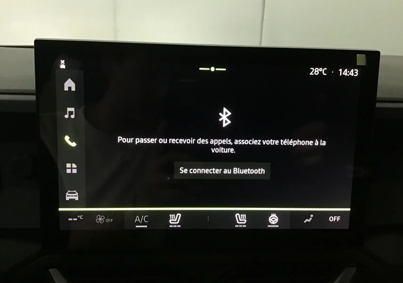 Écran tactile central du Dacia Duster 2025 affichant la connexion Bluetooth avec commandes climatisation et sièges chauffants visibles.