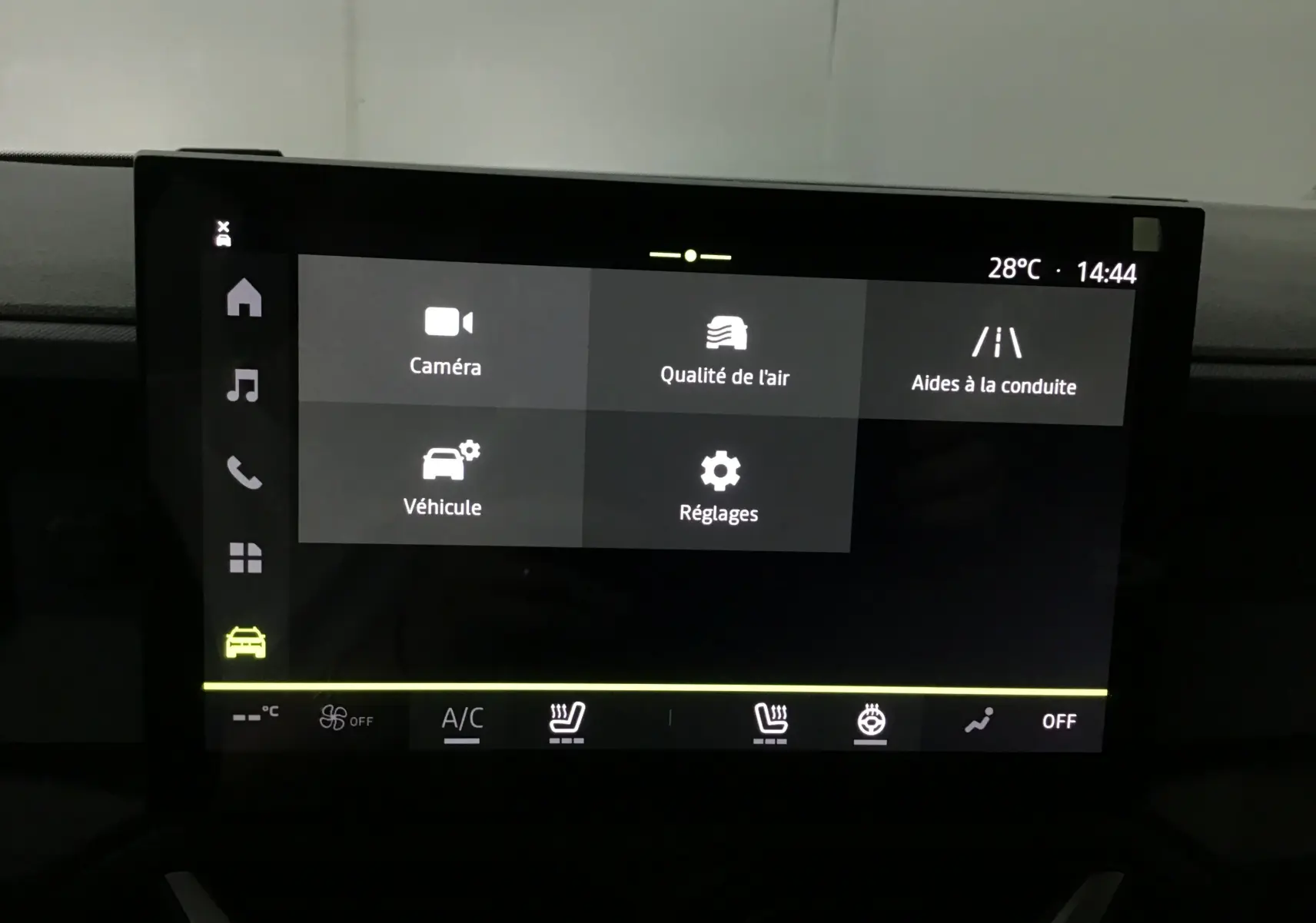 Écran tactile central du tableau de bord du Dacia Duster 2025 affichant les réglages de caméra, qualité de l'air et aides à la conduite.