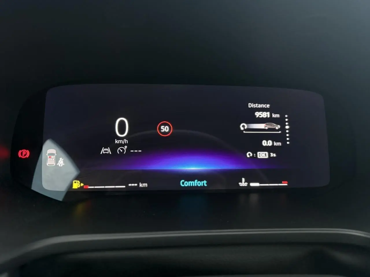 Tableau de bord numérique du Renault Captur 2025 affichant vitesse à 0 km/h et mode Confort, vue de face.