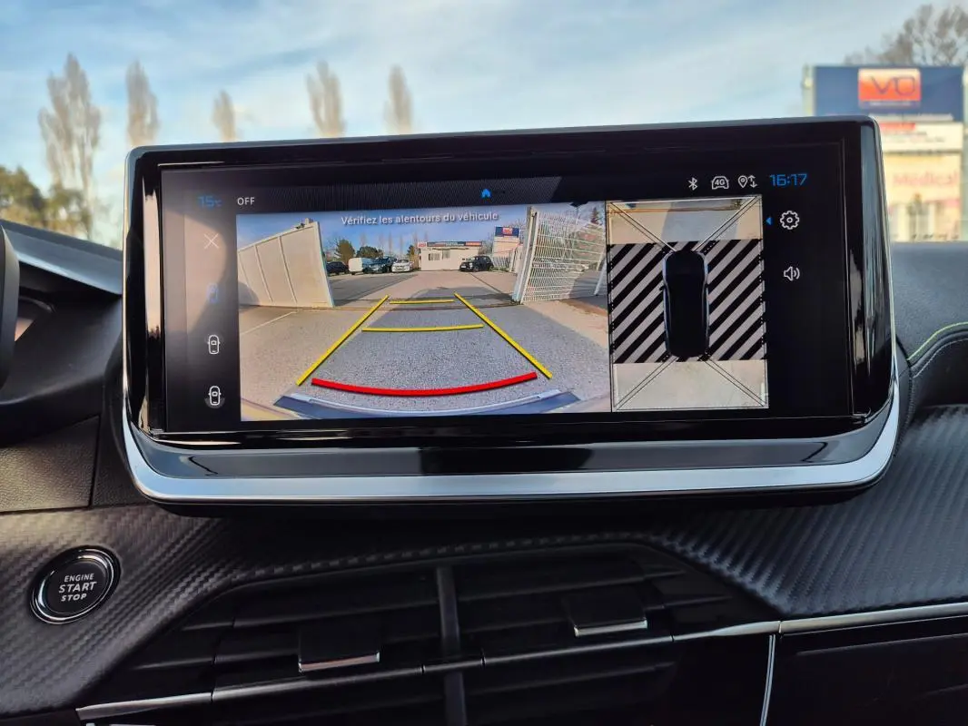 Écran tactile du Peugeot 2008 Hybrid 145 GT montrant la caméra de recul avec vue arrière et vue 360° intérieure.