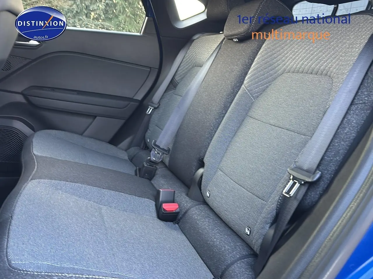 Vue côté droit de la banquette arrière grise du Renault Captur 2026 bleu iron avec ceintures de sécurité visibles.