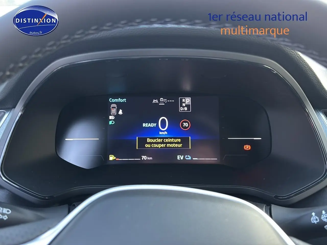 Vue rapprochée du tableau de bord numérique du Renault Captur 2026 affichant la vitesse et alertes de sécurité.