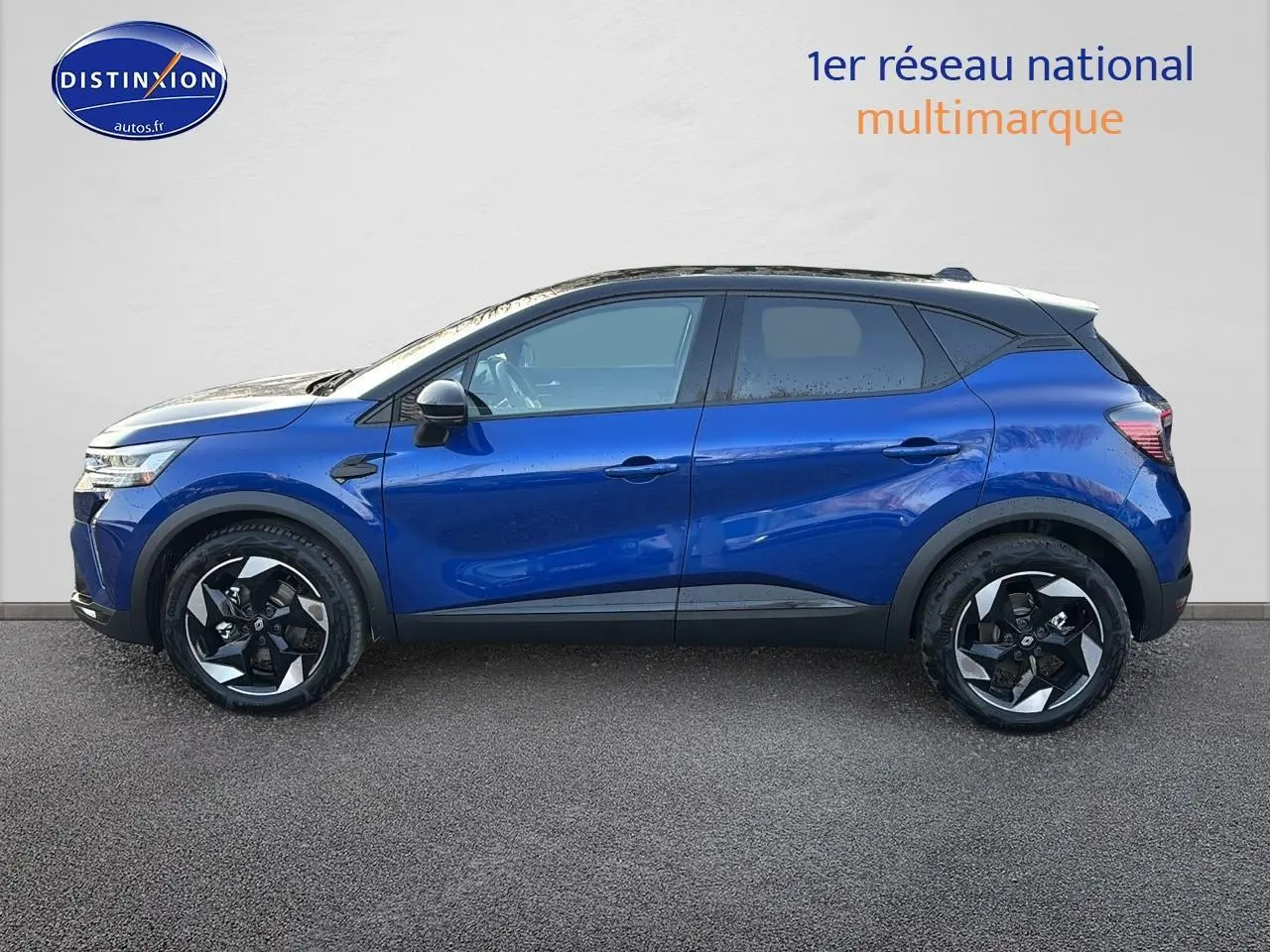 Profil droit du Renault Captur 2026 hybride bleu iron avec toit et rétroviseurs noirs sur fond neutre.