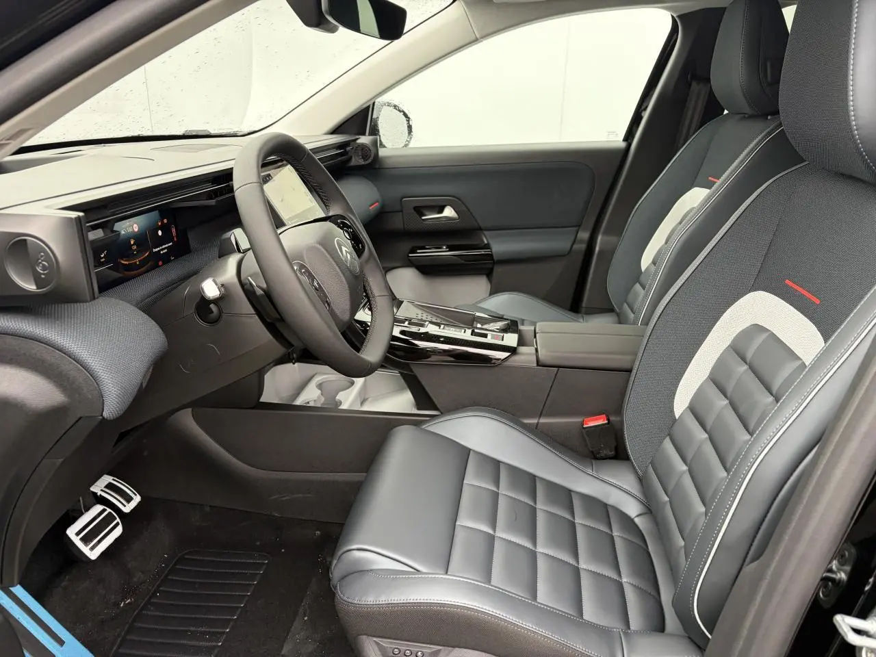 Vue intérieure côté conducteur du Citroën C5 Aircross 2026, sièges cuir noir et tableau de bord moderne avec écran tactile.