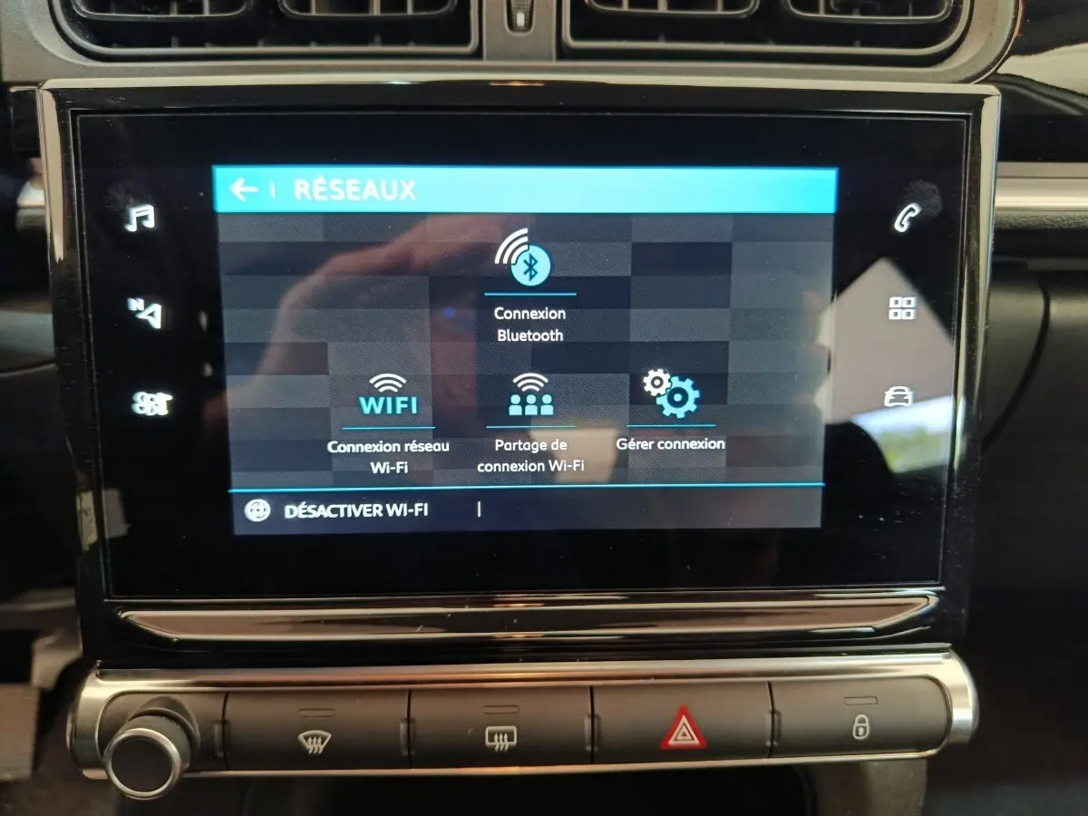 Écran tactile central de la Citroën C3 blanche 2020 affichant les options de connexion réseau Wi-Fi et Bluetooth.