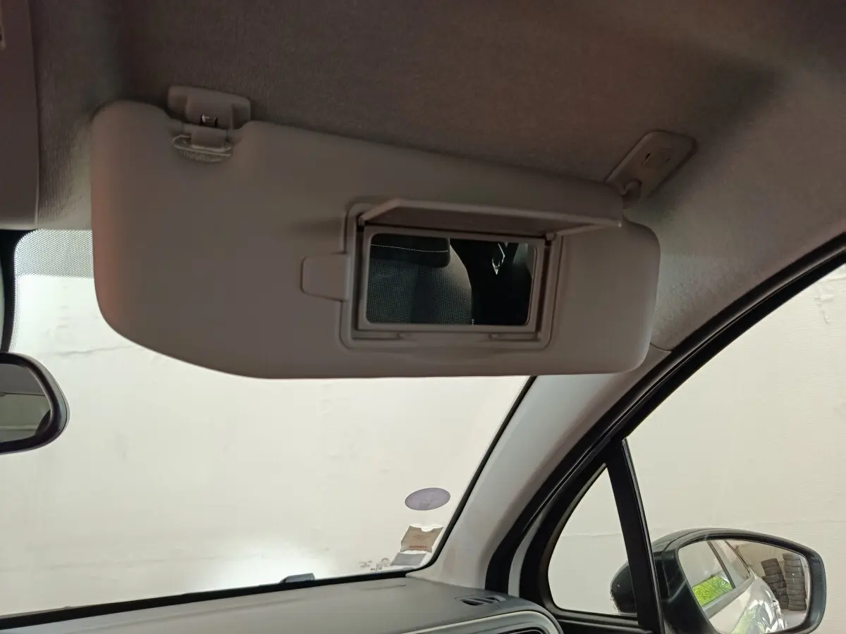 Détail intérieur du pare-soleil côté conducteur avec miroir intégré dans une Citroën C3 blanche de 2020.