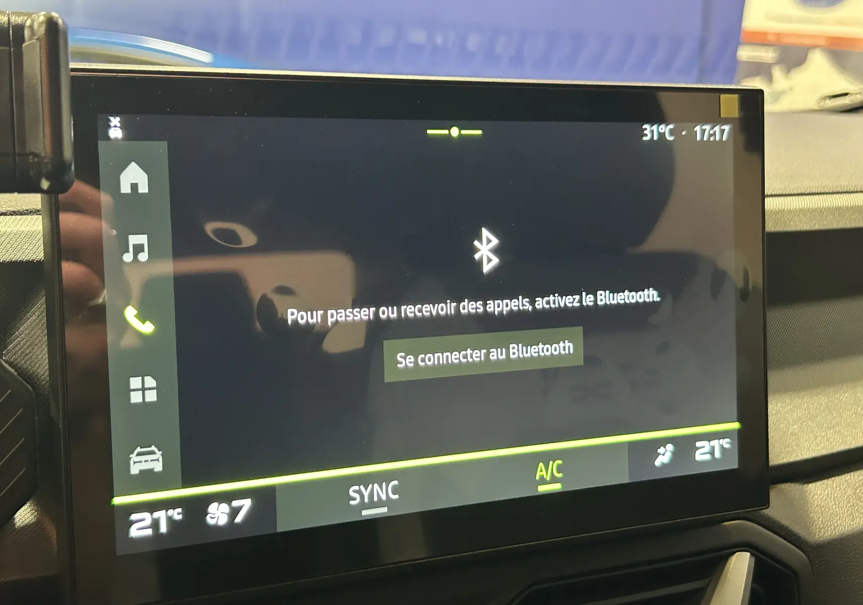 Écran tactile central du Dacia Bigster 2026 affichant la connexion Bluetooth et la climatisation à 21°C.
