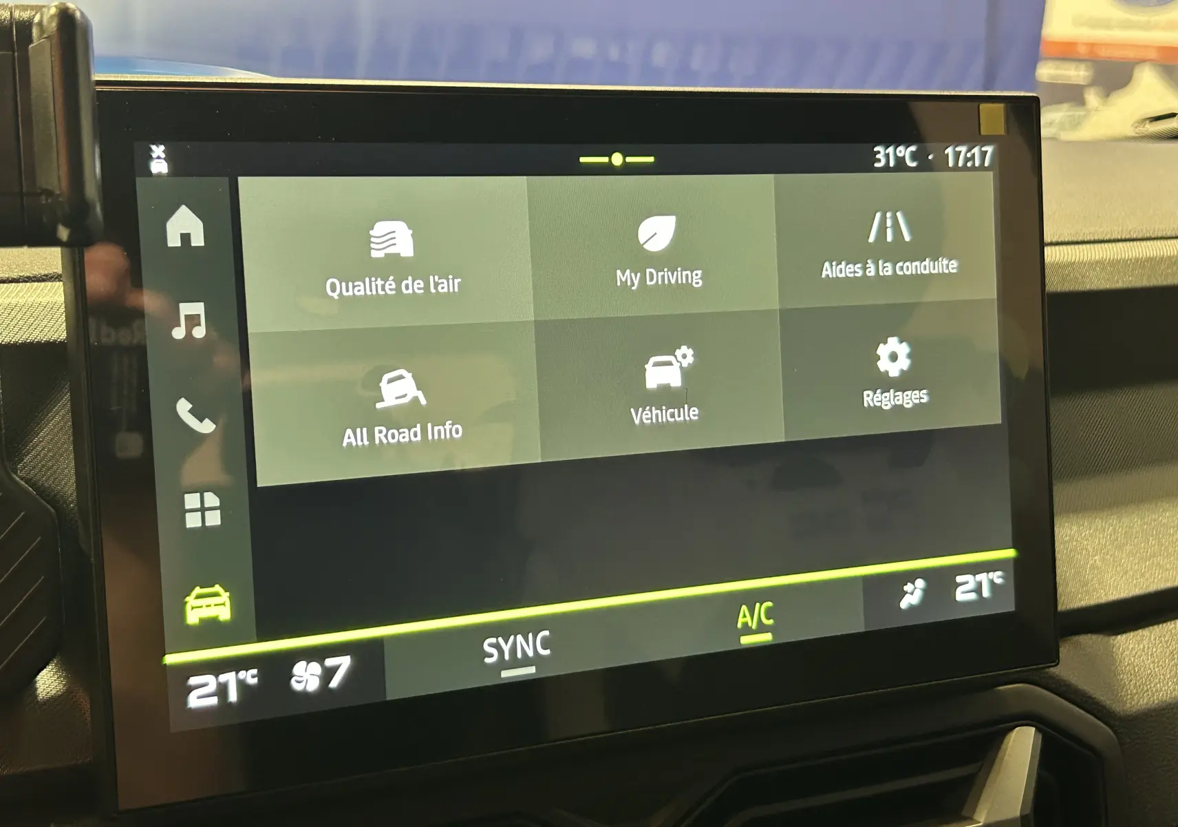 Écran tactile intérieur du Dacia Bigster 2026 affichant les menus de qualité de l'air, aides à la conduite et réglages.