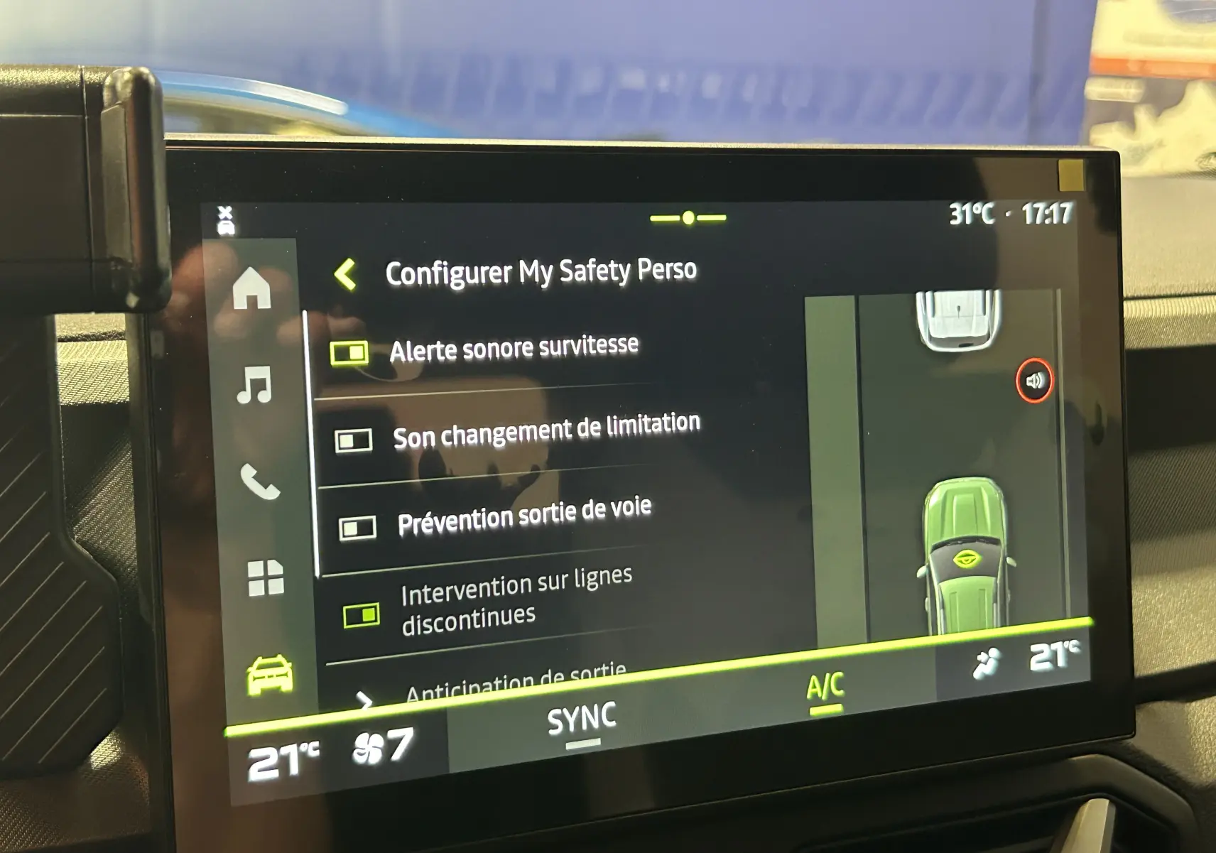 Écran tactile intérieur du Dacia Bigster affichant les options de sécurité personnalisées, vue rapprochée du tableau de bord.
