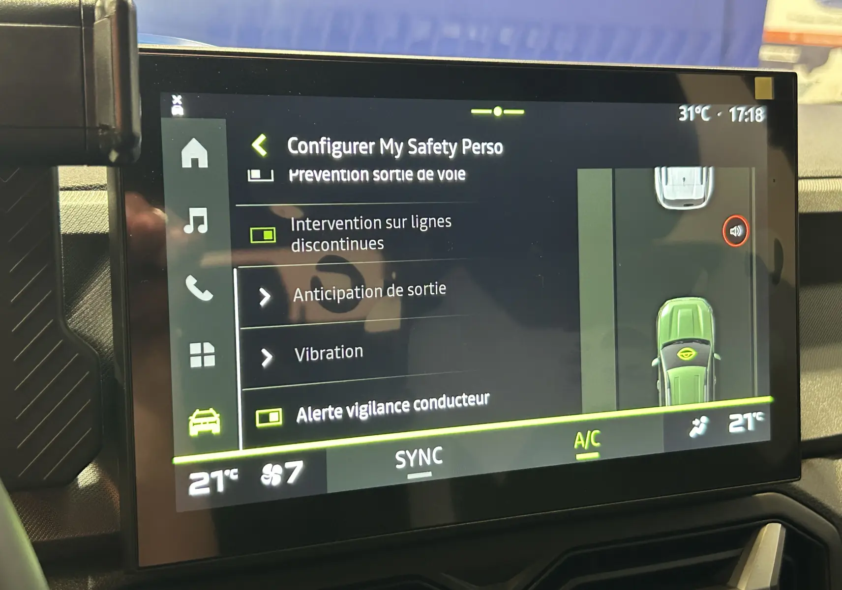 Écran central tactile intérieur du Dacia Bigster 2026 montrant les réglages de sécurité et la climatisation.