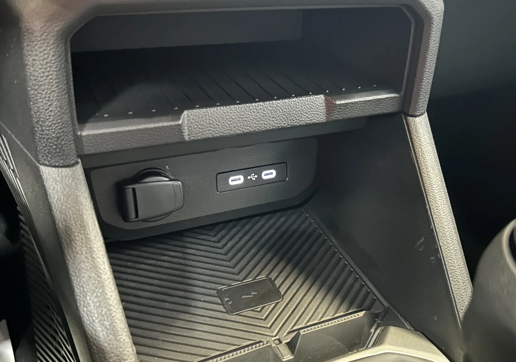 Détail de la console centrale du Dacia Bigster 2026 montrant les ports USB et un espace de rangement noir.