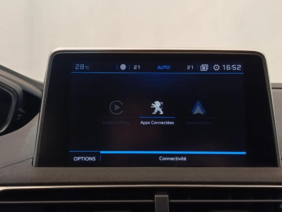 Écran tactile central du tableau de bord du Peugeot 5008 noir, affichant les options de connectivité Apple CarPlay et Android Auto.