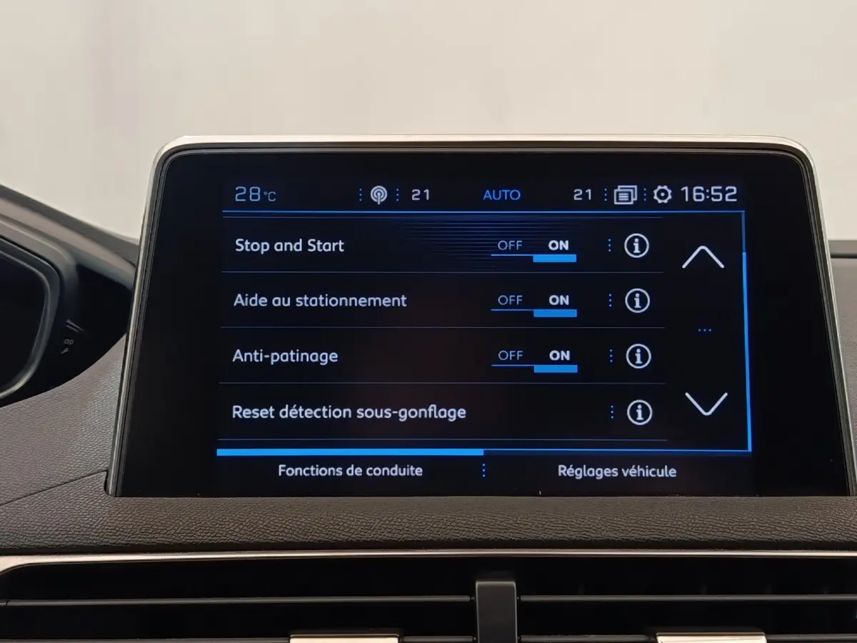 Écran tactile central du tableau de bord du Peugeot 5008 noir, affichant les réglages d’aide à la conduite.