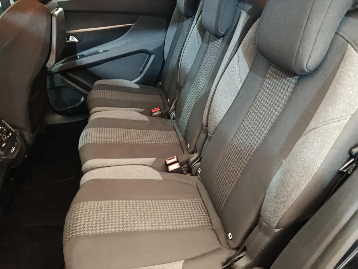 Vue de profil intérieur montrant la banquette arrière grise et noire du Peugeot 5008 2020, version Active Business.