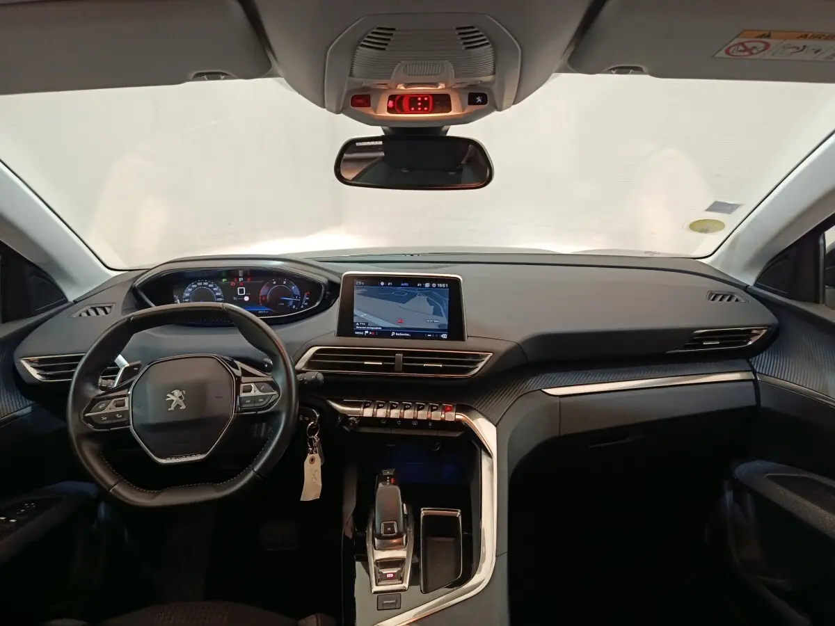 Intérieur Peugeot 5008 2020 noir, vue frontale du tableau de bord avec écran tactile et volant compact multifonctions.
