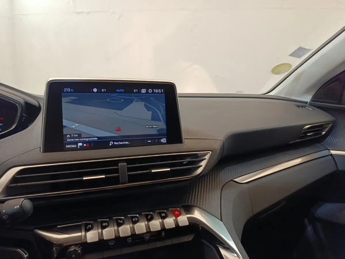 Tableau de bord du Peugeot 5008 noir vu de côté droit, avec écran tactile de navigation et aérateurs horizontaux.