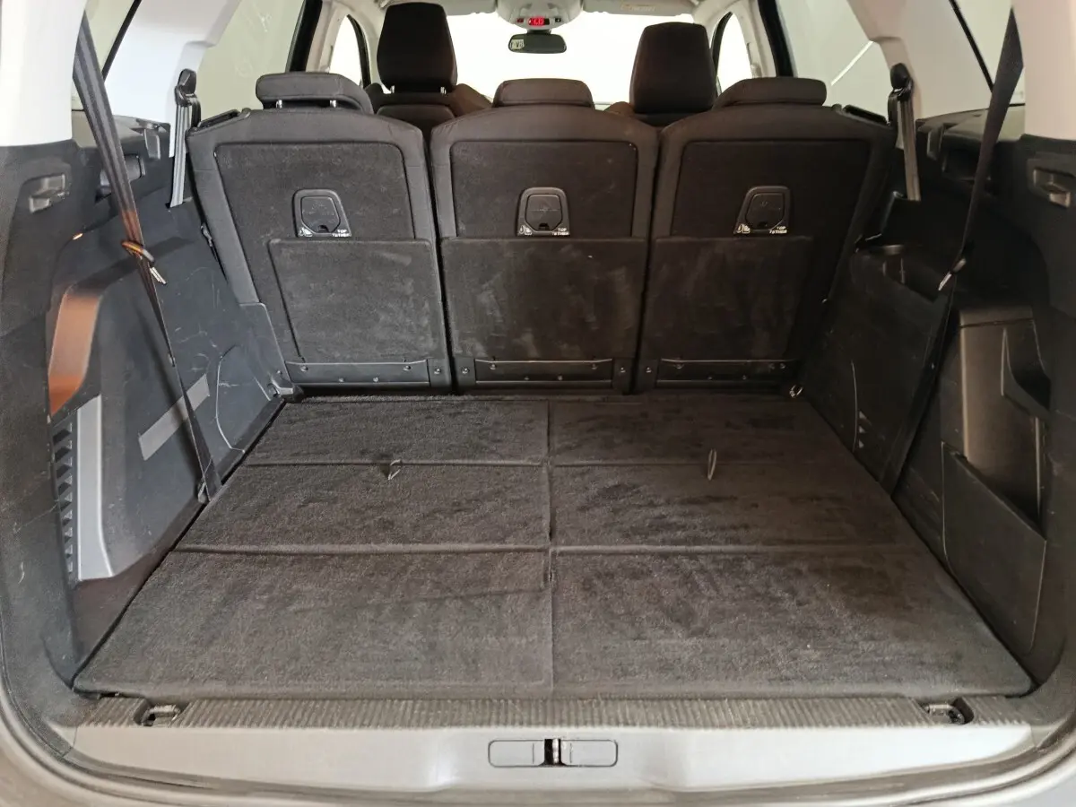 Vue arrière du coffre spacieux du Peugeot 5008 noir 2020 avec troisième rangée de sièges rabattue, plancher plat.