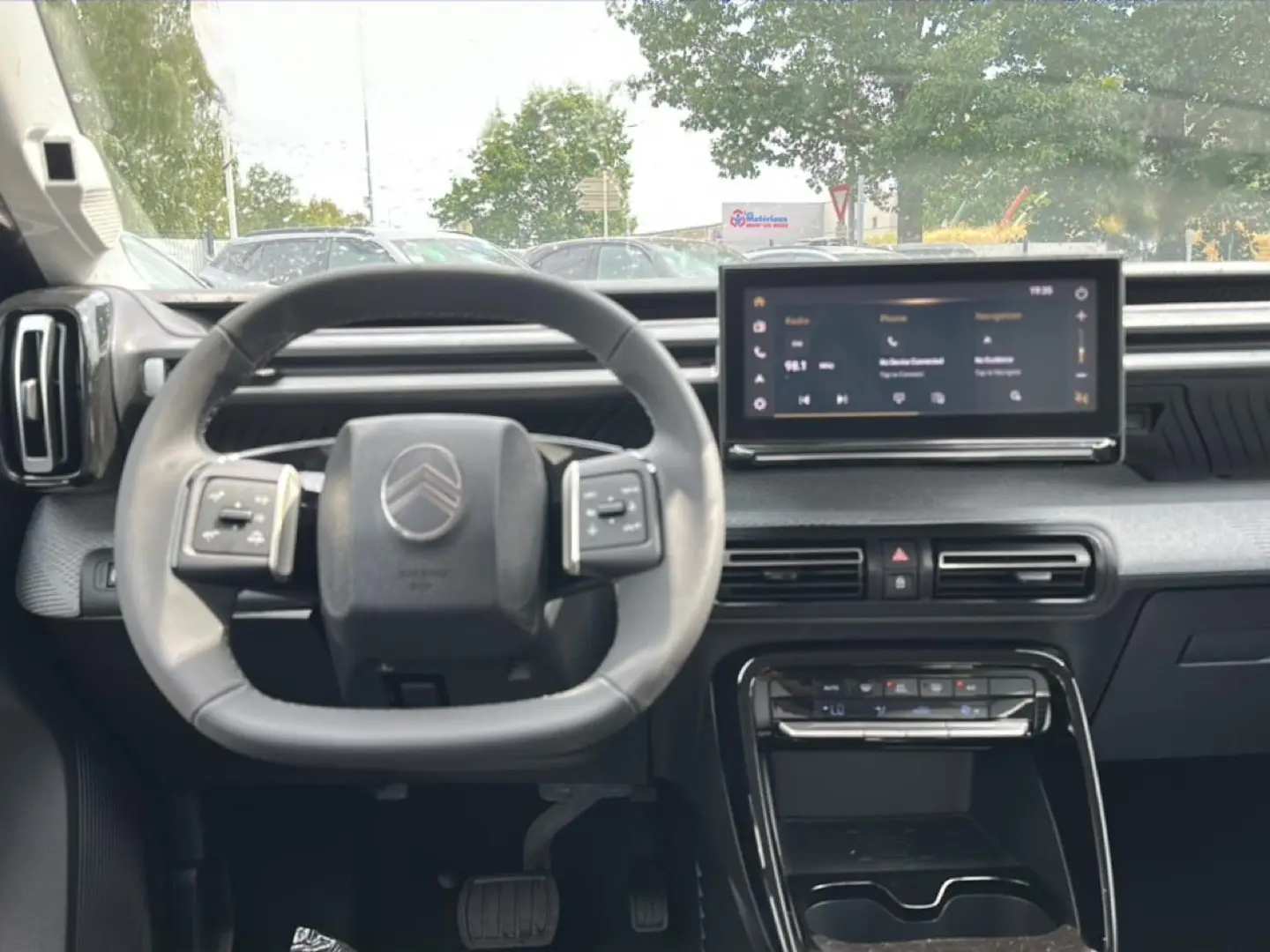 Vue intérieure frontale du tableau de bord et volant gris du Citroën C3 Aircross 2026 avec écran tactile large et commandes au volant.