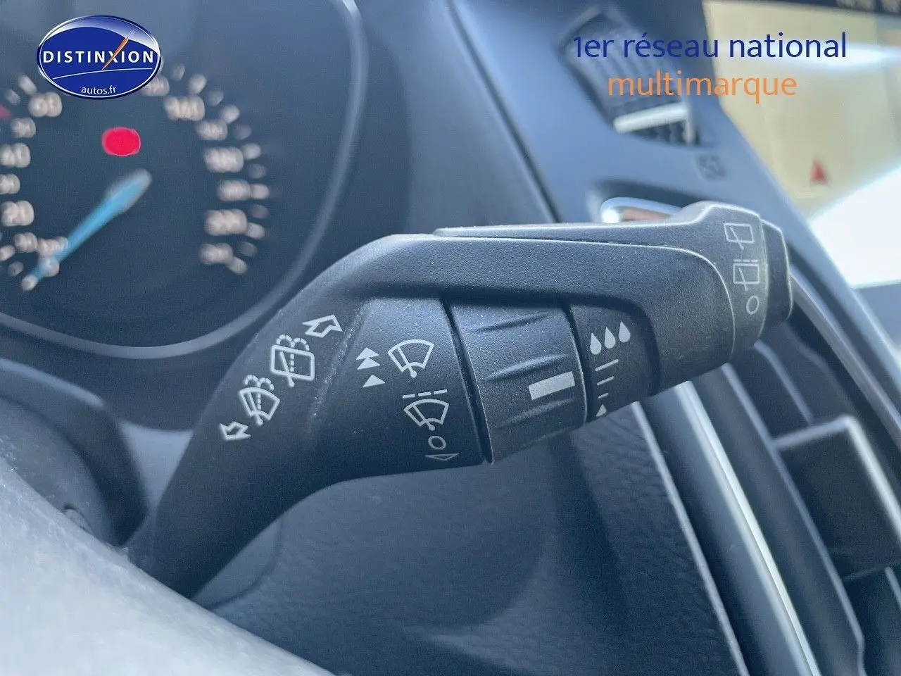 Gros plan sur la commande des essuie-glaces dans l'habitacle d'une Ford Focus SW gris magnetic de 2018.