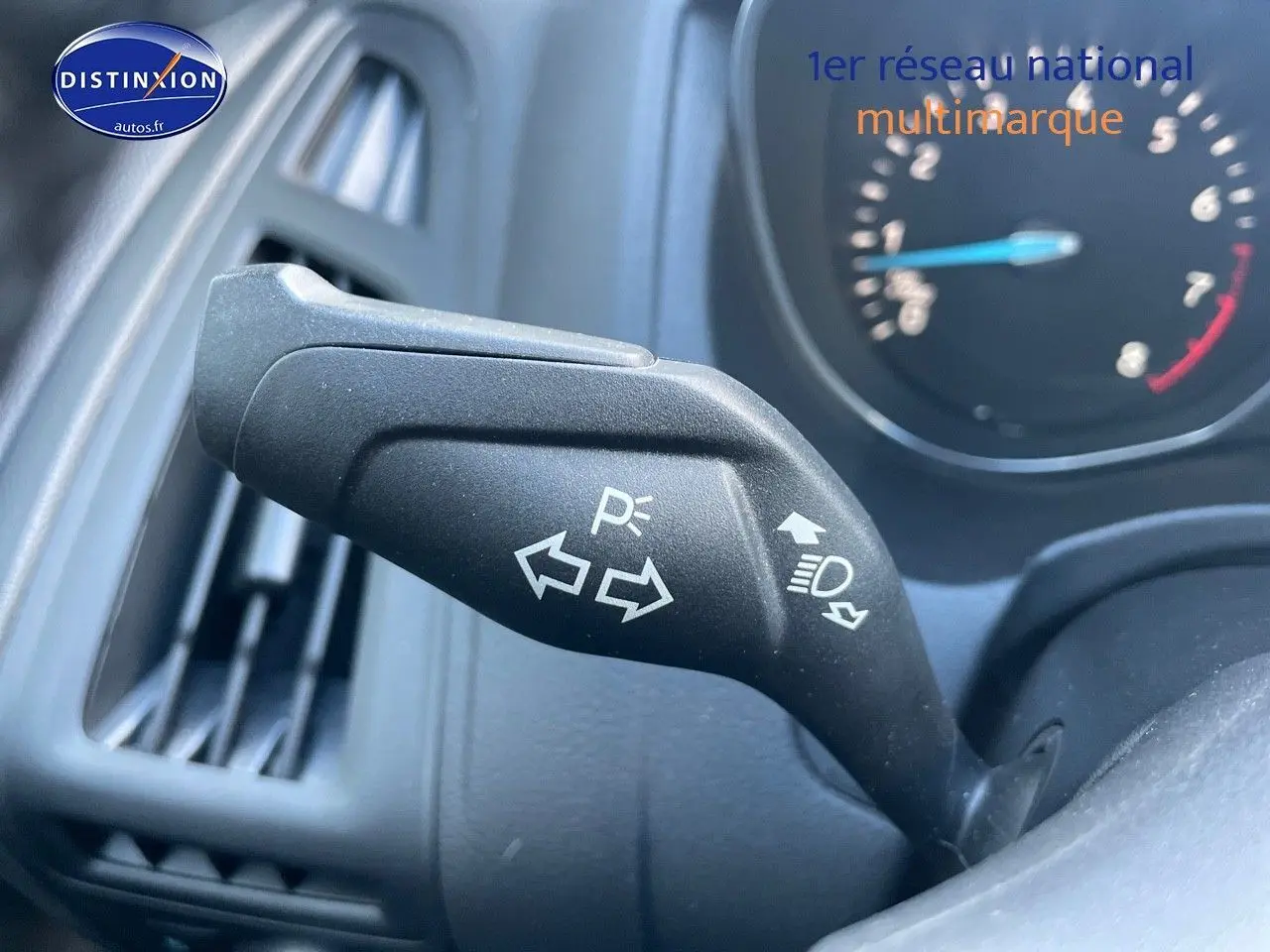 Le commodo de clignotant et feux sur le côté gauche du tableau de bord d'une Ford Focus SW gris métallique.