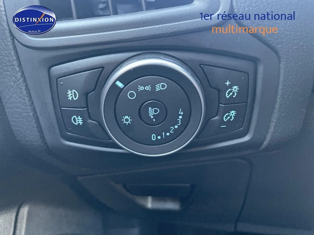 Gros plan sur la commande d'éclairage intérieure d'une Ford Focus SW gris magnetic metal, version Business Class.