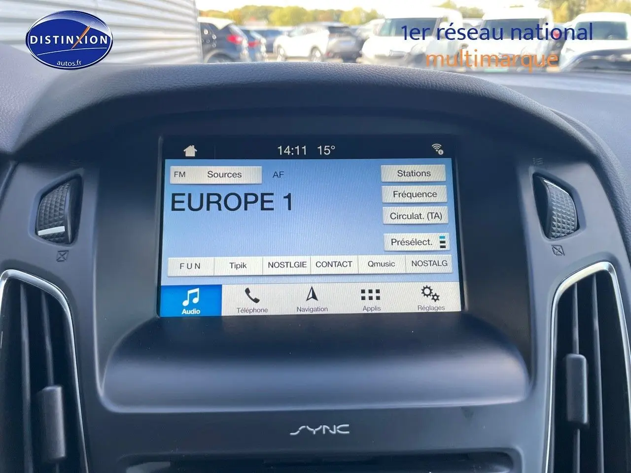 Écran tactile SYNC de la Ford Focus SW 2018 affichant la radio Europe 1 dans un intérieur noir.