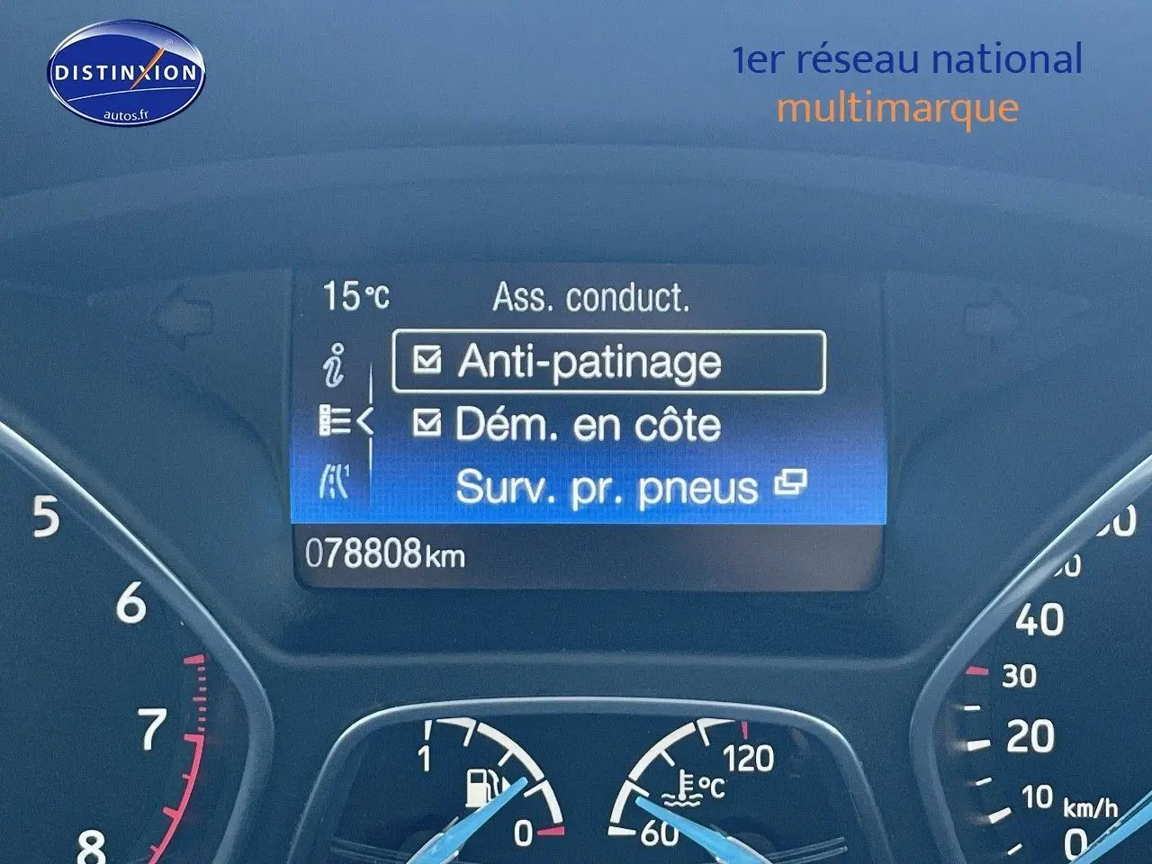 Affichage du tableau de bord de la Ford Focus SW gris Magnetic Metal, montrant l'assistance conducteur et le compteur kilométrique.