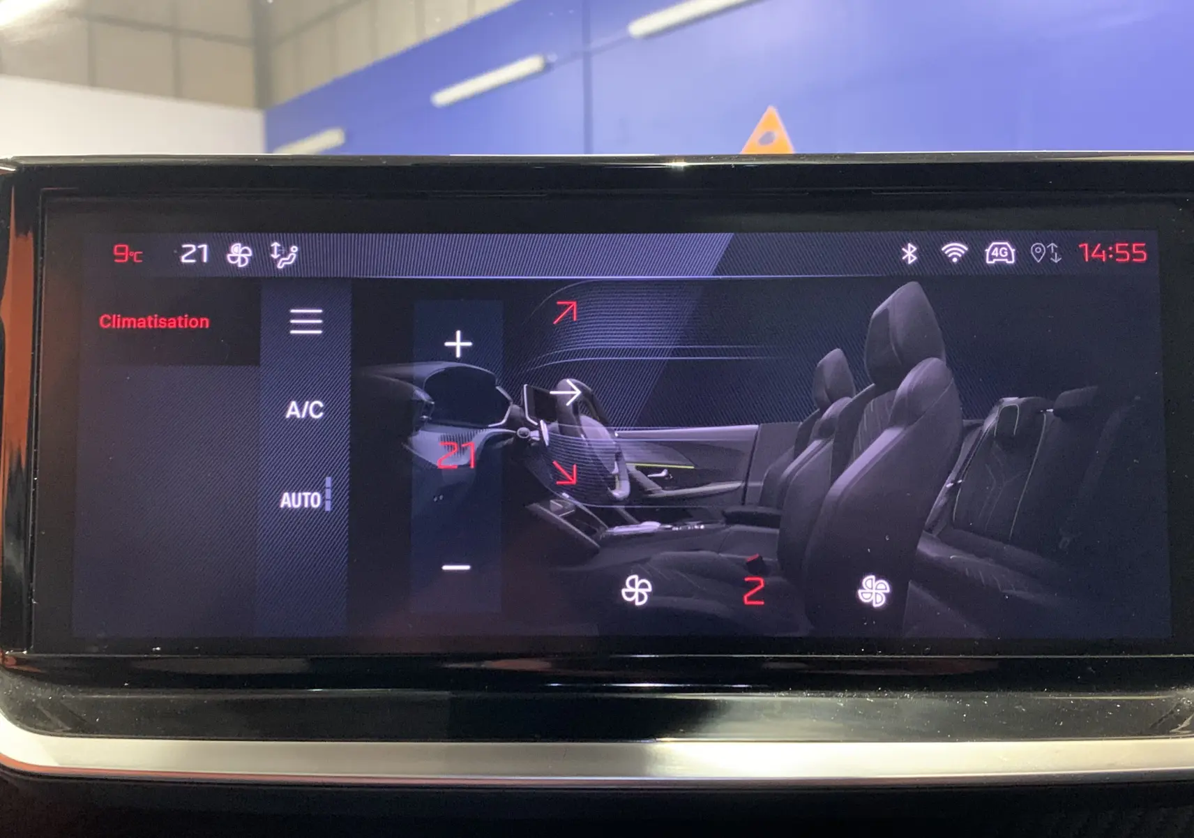 Écran tactile du système de climatisation affichant l'intérieur noir du Peugeot 2008 BlueHDi 130 GT 2023.