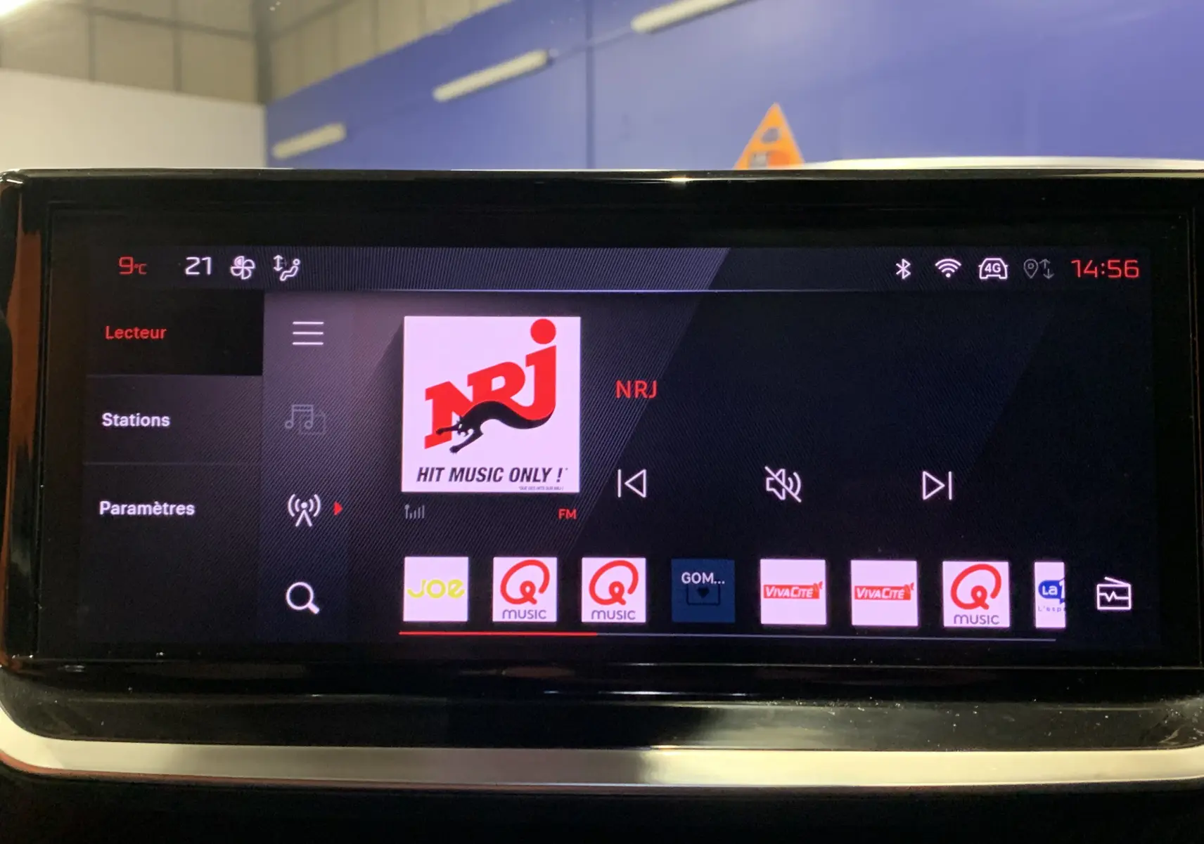 Écran tactile central du Peugeot 2008 2023 affichant la radio NRJ avec interface moderne et icônes colorées.