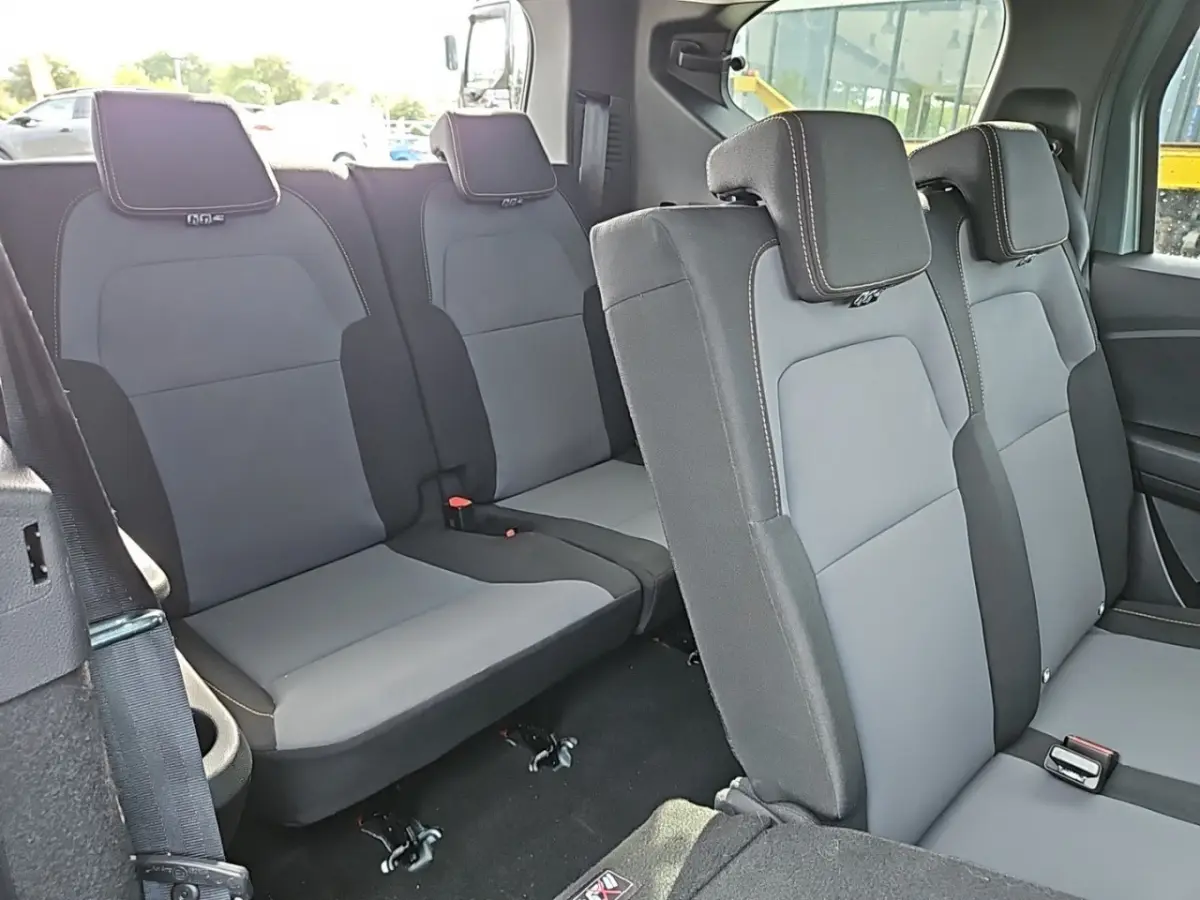 Vue intérieure sur la 3ème rangée de sièges gris et noirs du Dacia Jogger Extreme Hybrid 2024, banquette rabattable 50/50.