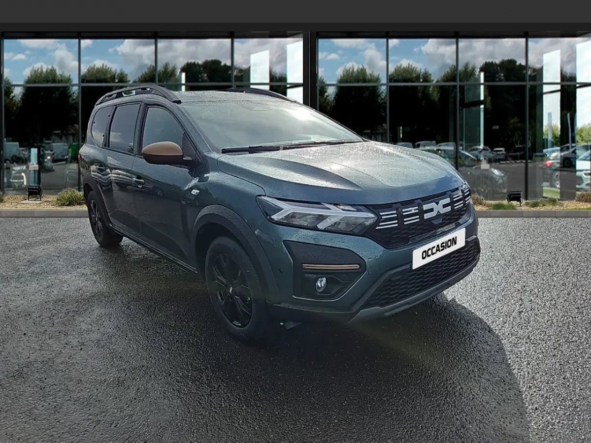 Dacia Jogger Extreme Hybrid vert, vue 3/4 avant gauche, avec jantes noires et barres de toit noires.
