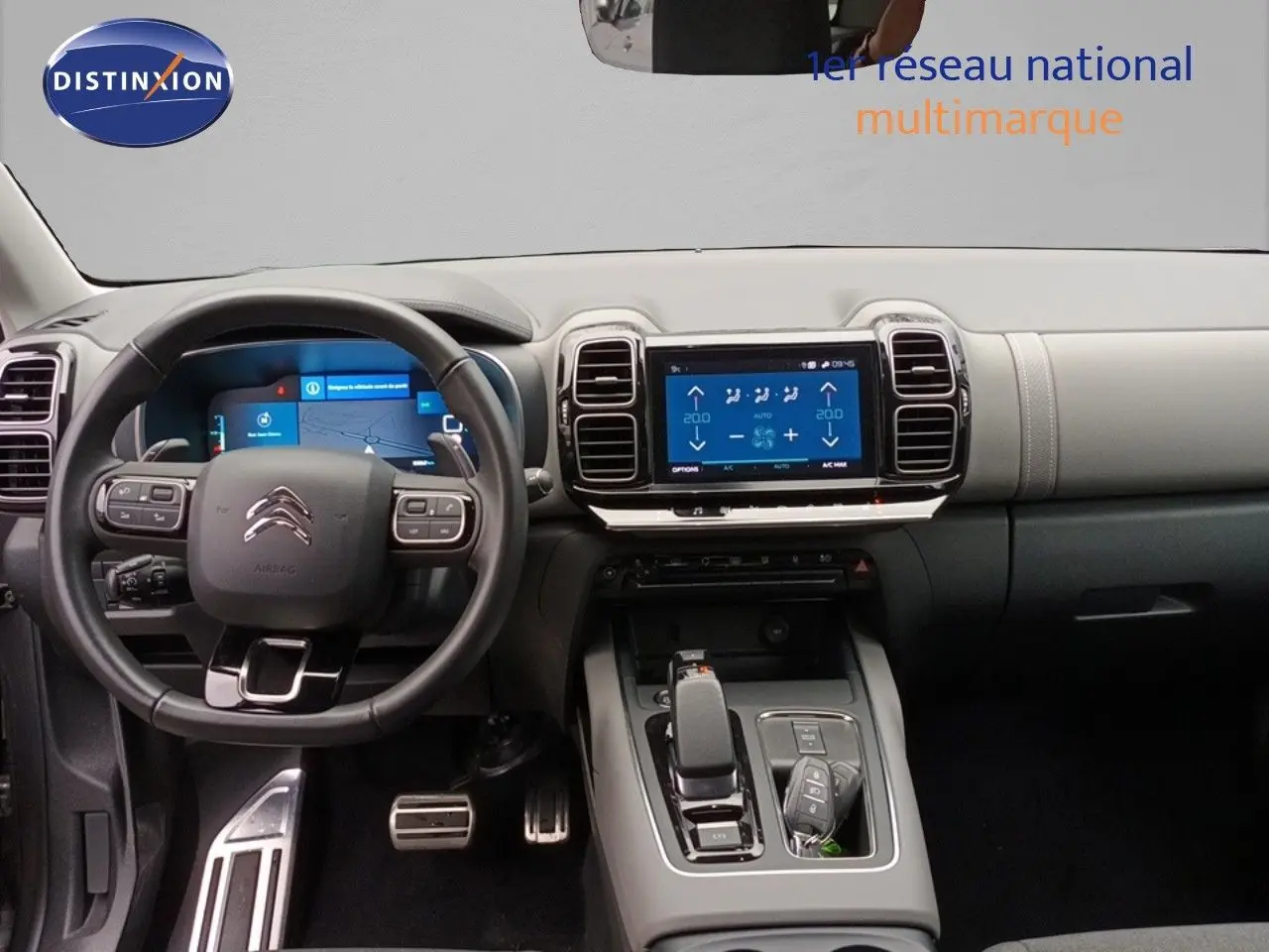 Intérieur du Citroën C5 Aircross hybride 2022, vue frontale du tableau de bord avec écran tactile et volant multifonction.