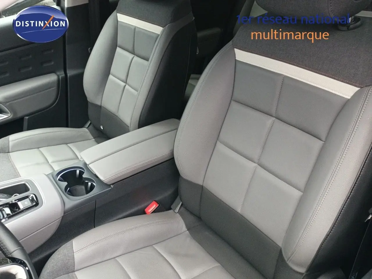 Vue intérieure sur les sièges avant gris platinium du Citroën C5 Aircross hybride rechargeable 2022, version Shine Pack.