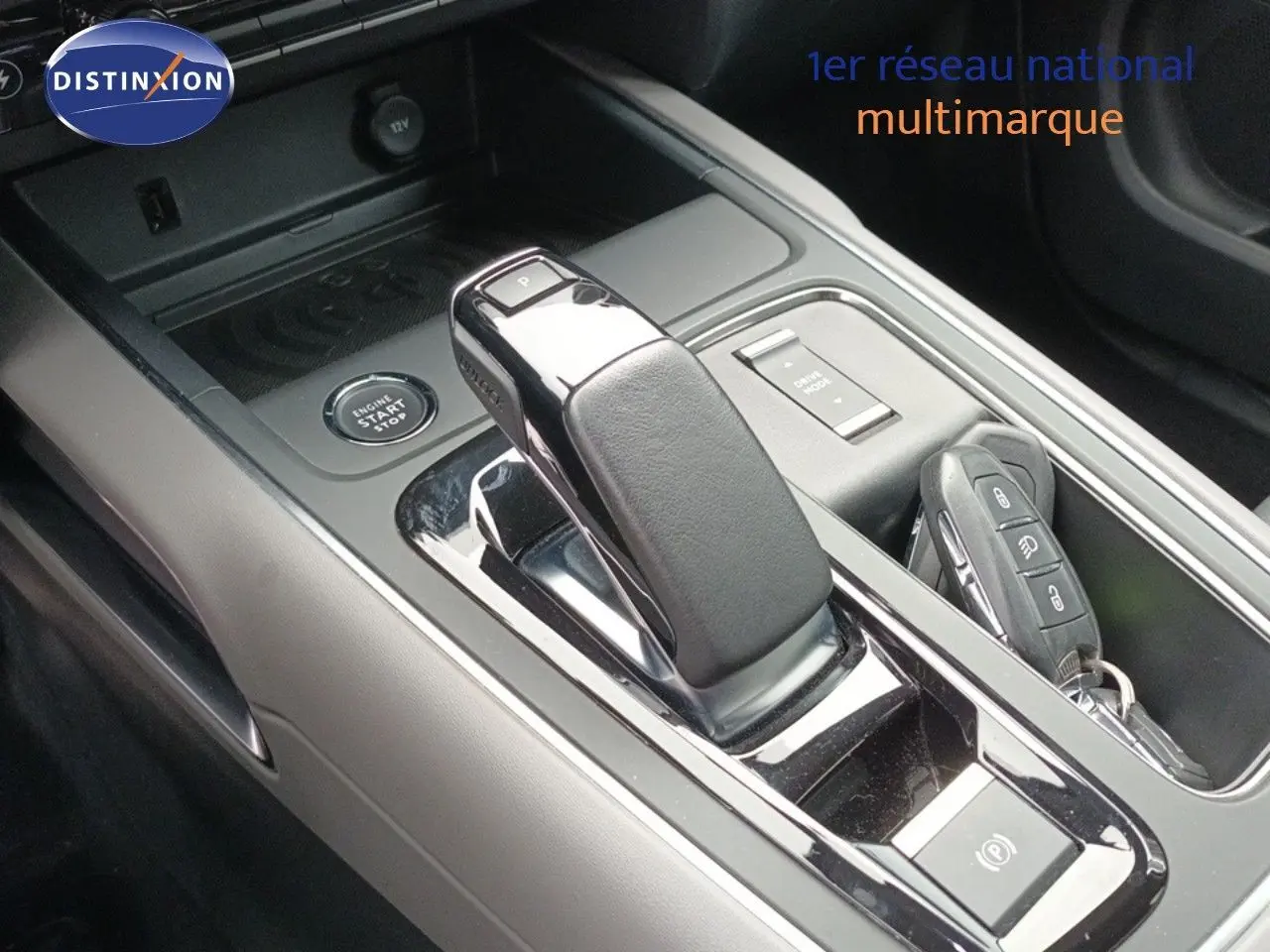 Gros plan sur la console centrale du Citroën C5 Aircross hybride rechargeable 2022 avec levier de vitesse et bouton start/stop.