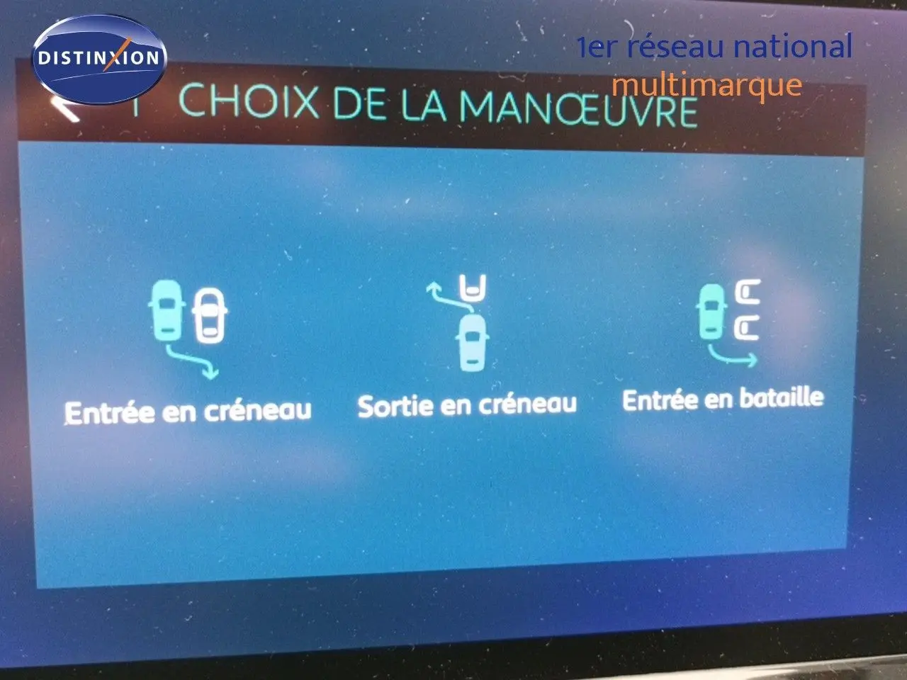 Vue 3/4 avant d'une Citroën C5 Aircross hybride rechargeable 2022 gris platinium avec détails de calandre et phares LED.