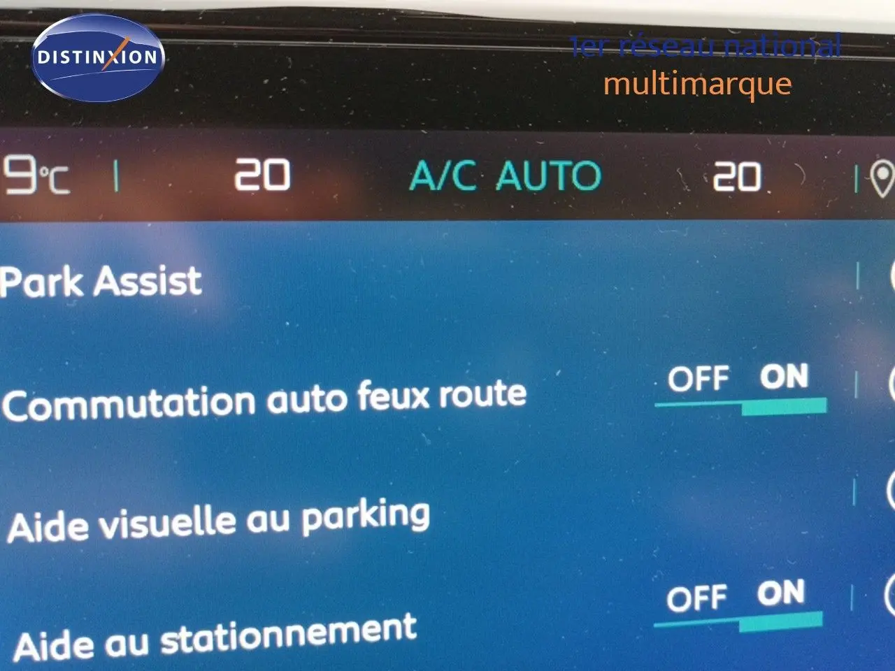 Écran tactile intérieur de la Citroën C5 Aircross hybride rechargeable 2022, affichant les options d’aide au stationnement.