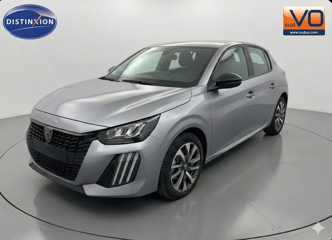 PEUGEOT 208 Hybrid gris en 3/4 avant droit, avec calandre noire et jantes 16 pouces visibles.