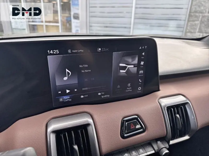 Tableau de bord du Suzuki Vitara 2026 avec écran tactile et finition cuir synthétique marron, vue intérieure frontale.