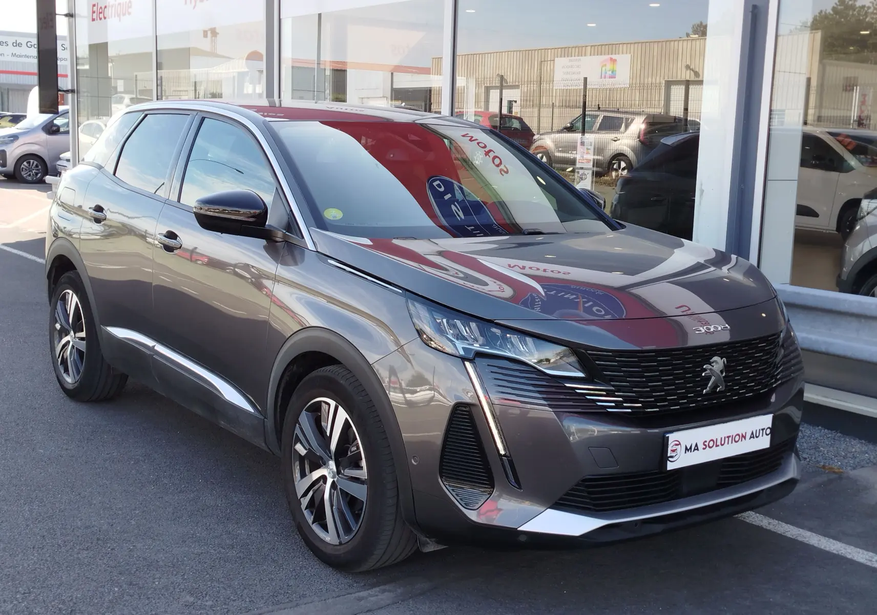 Peugeot 3008 gris Platinium en 3/4 avant droit, avec calandre noire et jantes bi-ton élégantes.