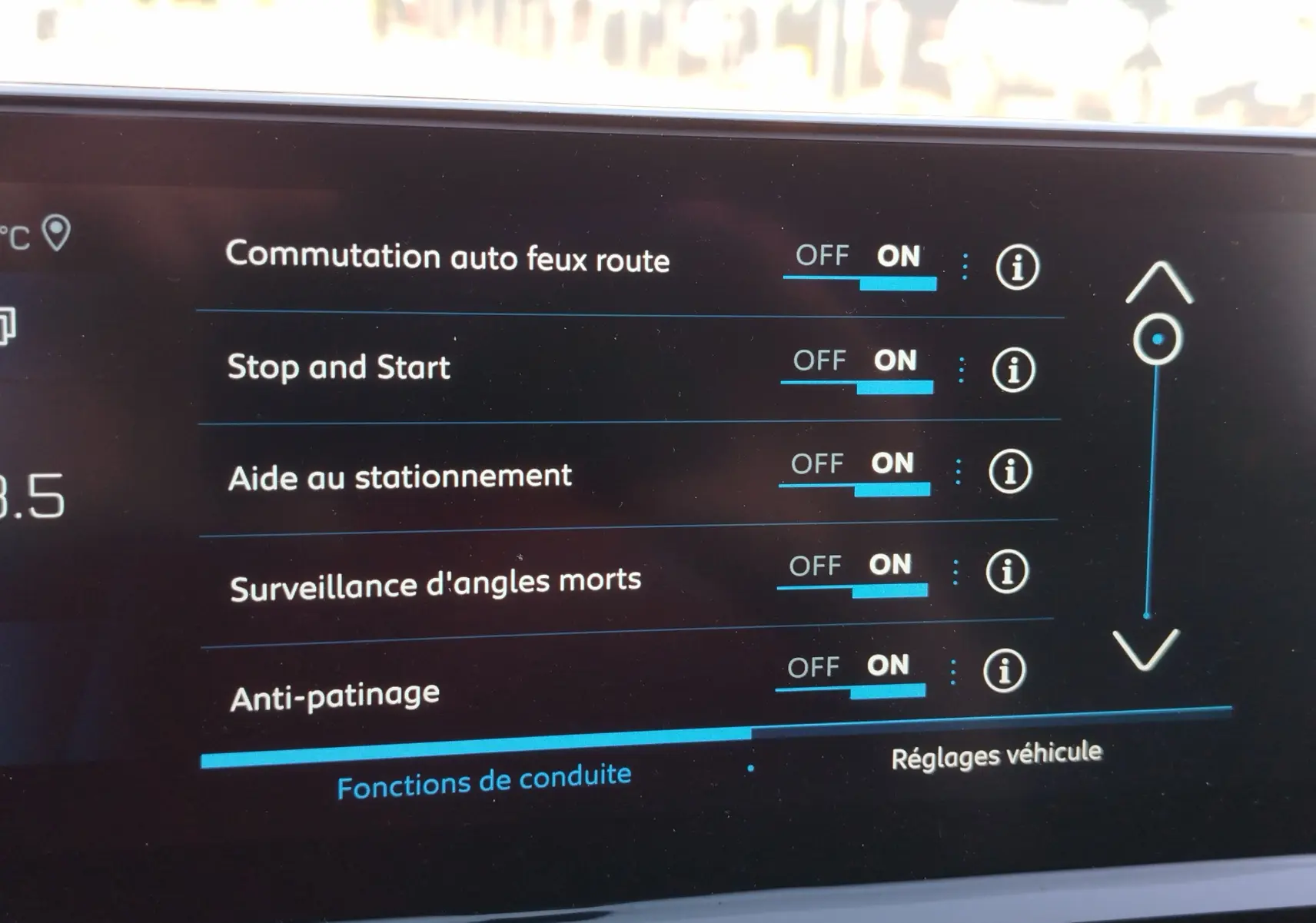 Écran tactile intérieur du Peugeot 3008 2023 montrant les réglages d’aides à la conduite activés.