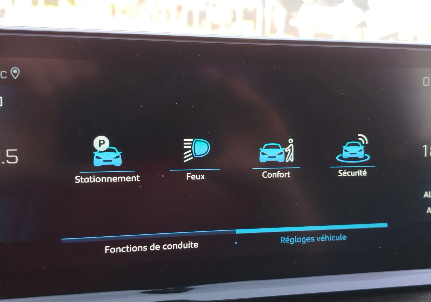 Écran tactile intérieur du Peugeot 3008 2023 montrant les options de conduite en bleu sur fond noir.
